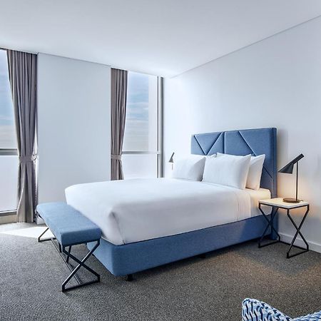 Meriton Suites Liverpool Bagian luar foto A bedroom at the hotel