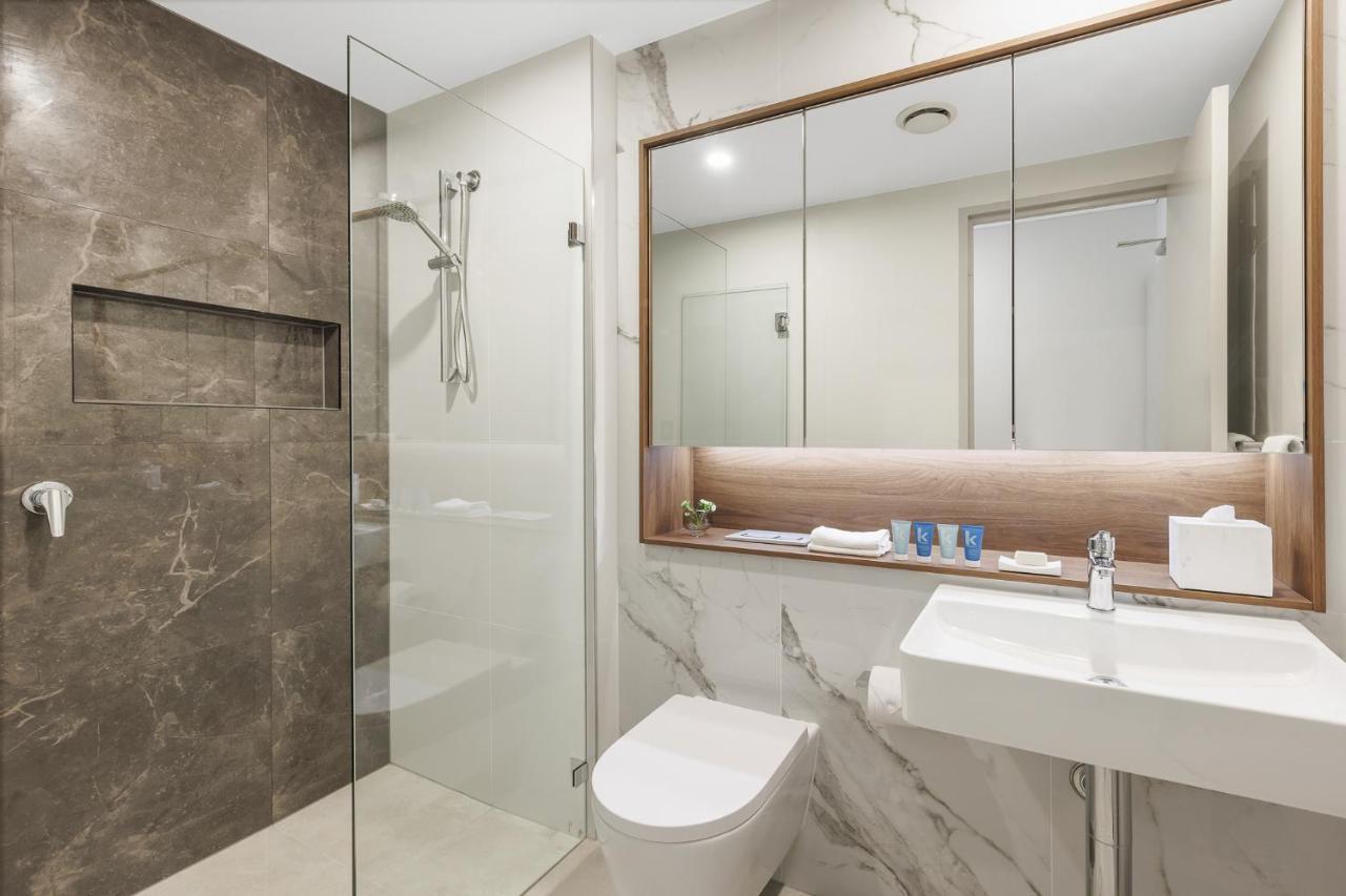 Meriton Suites Liverpool Bagian luar foto Bathroom