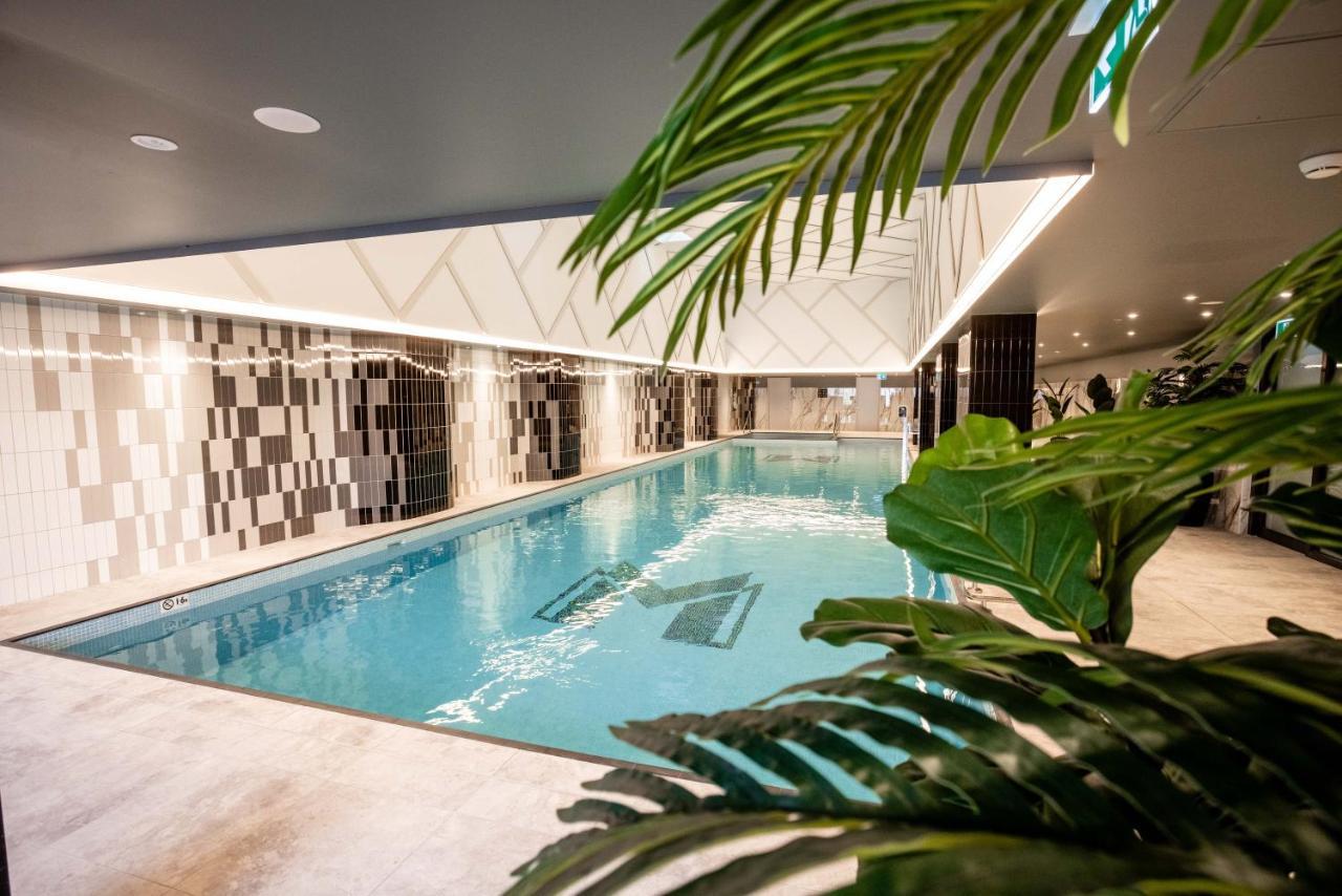 Meriton Suites Liverpool Bagian luar foto The swimming pool at the hotel