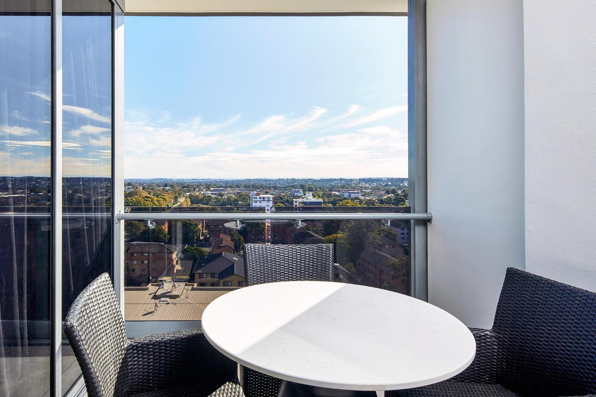 Meriton Suites Liverpool Bagian luar foto A balcony at the apartment