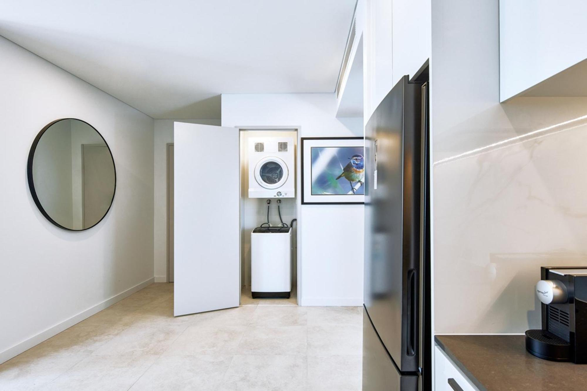 Meriton Suites Liverpool Bagian luar foto A laundry room in a residential apartment