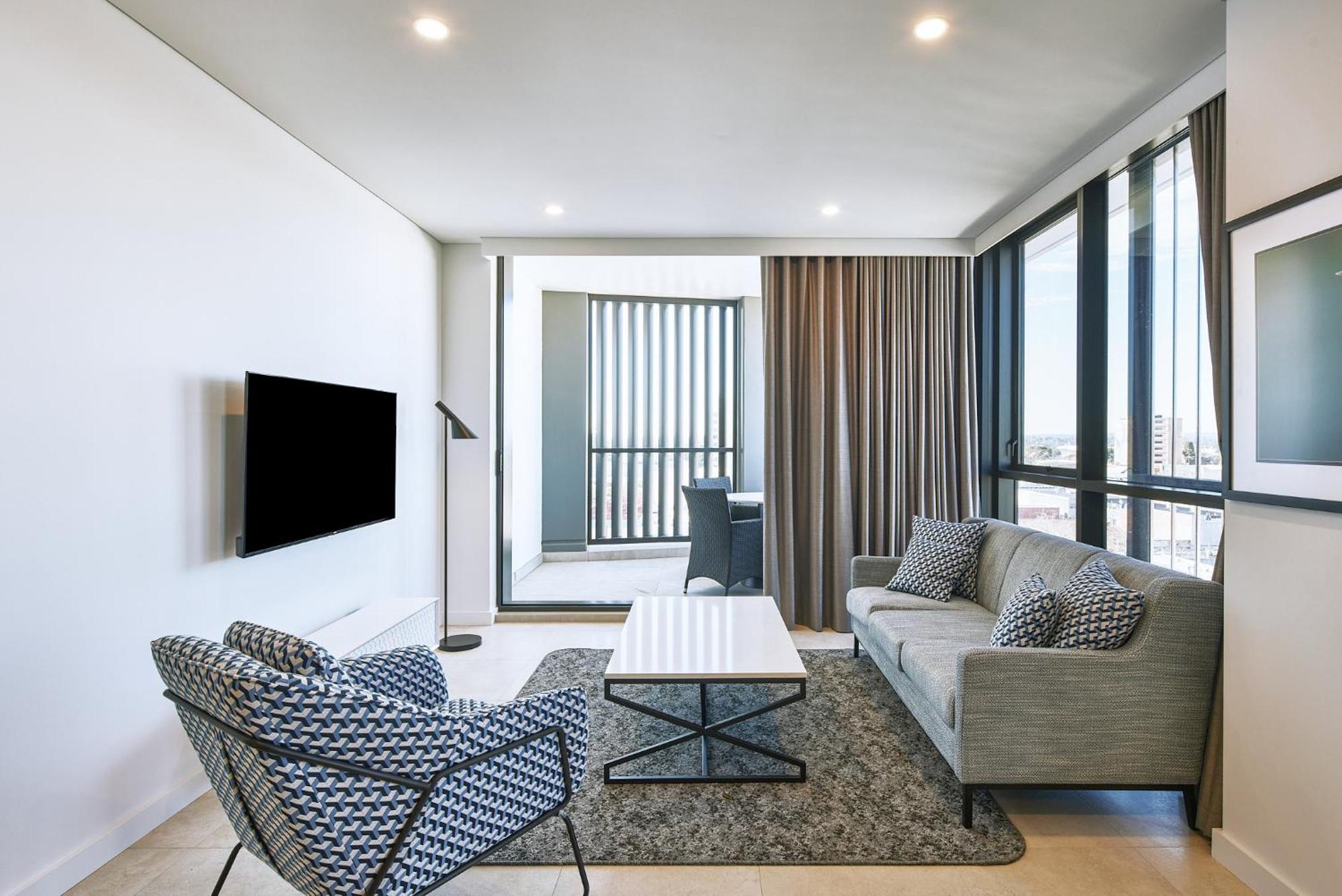Meriton Suites Liverpool Bagian luar foto A living room in a typical apartment