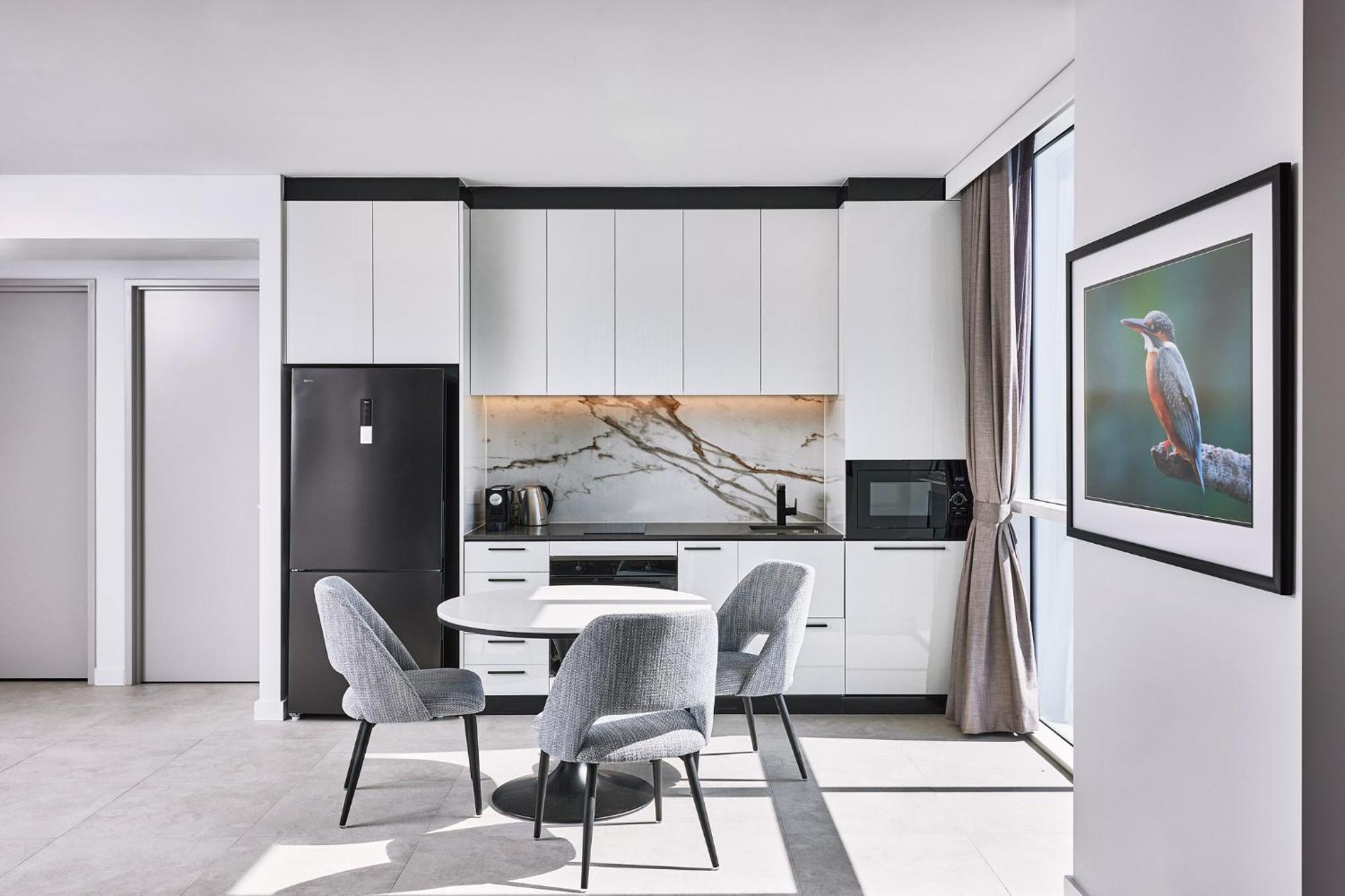 Meriton Suites Liverpool Bagian luar foto A kitchen in a serviced apartment