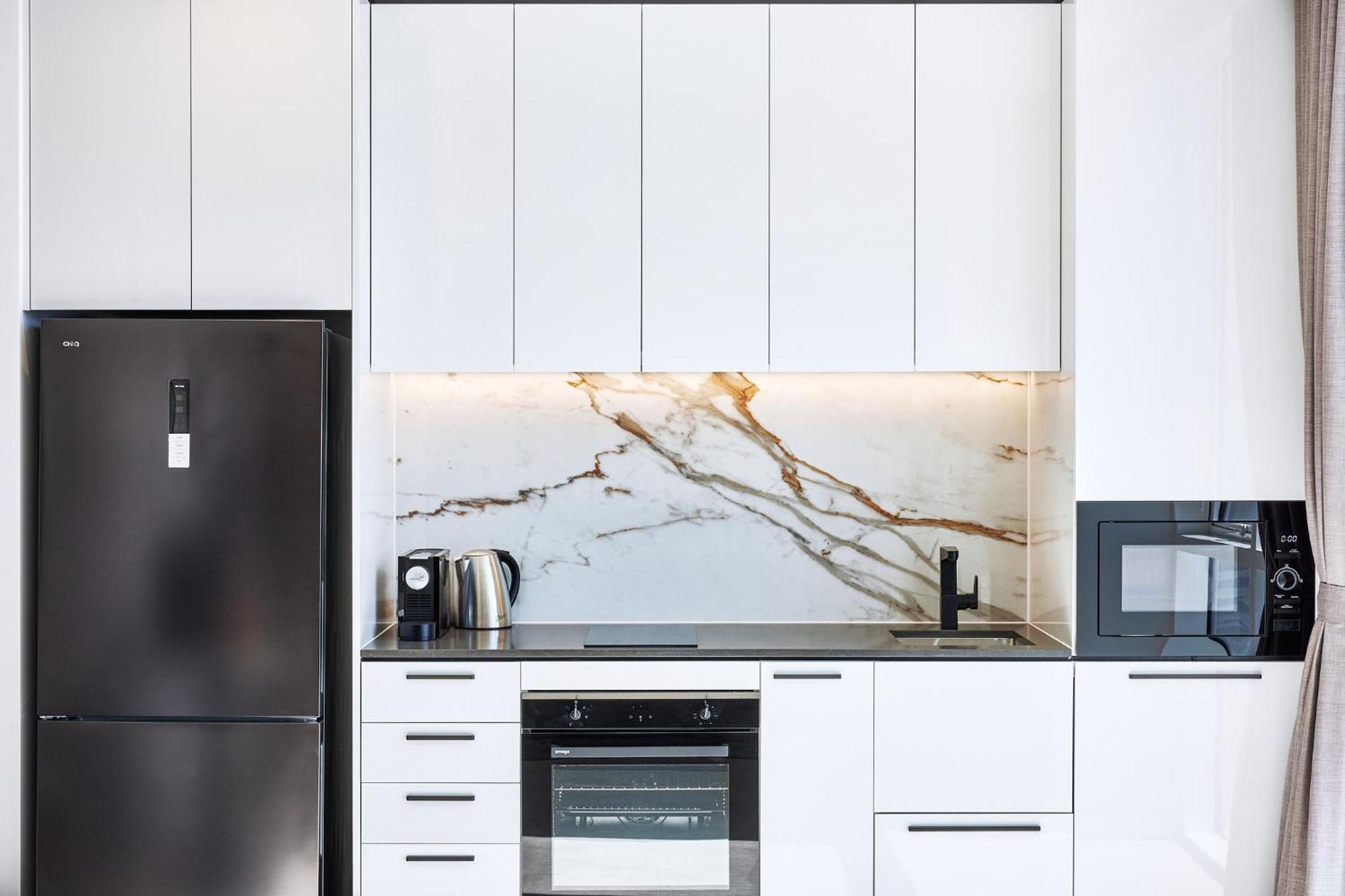 Meriton Suites Liverpool Bagian luar foto A modern kitchen
