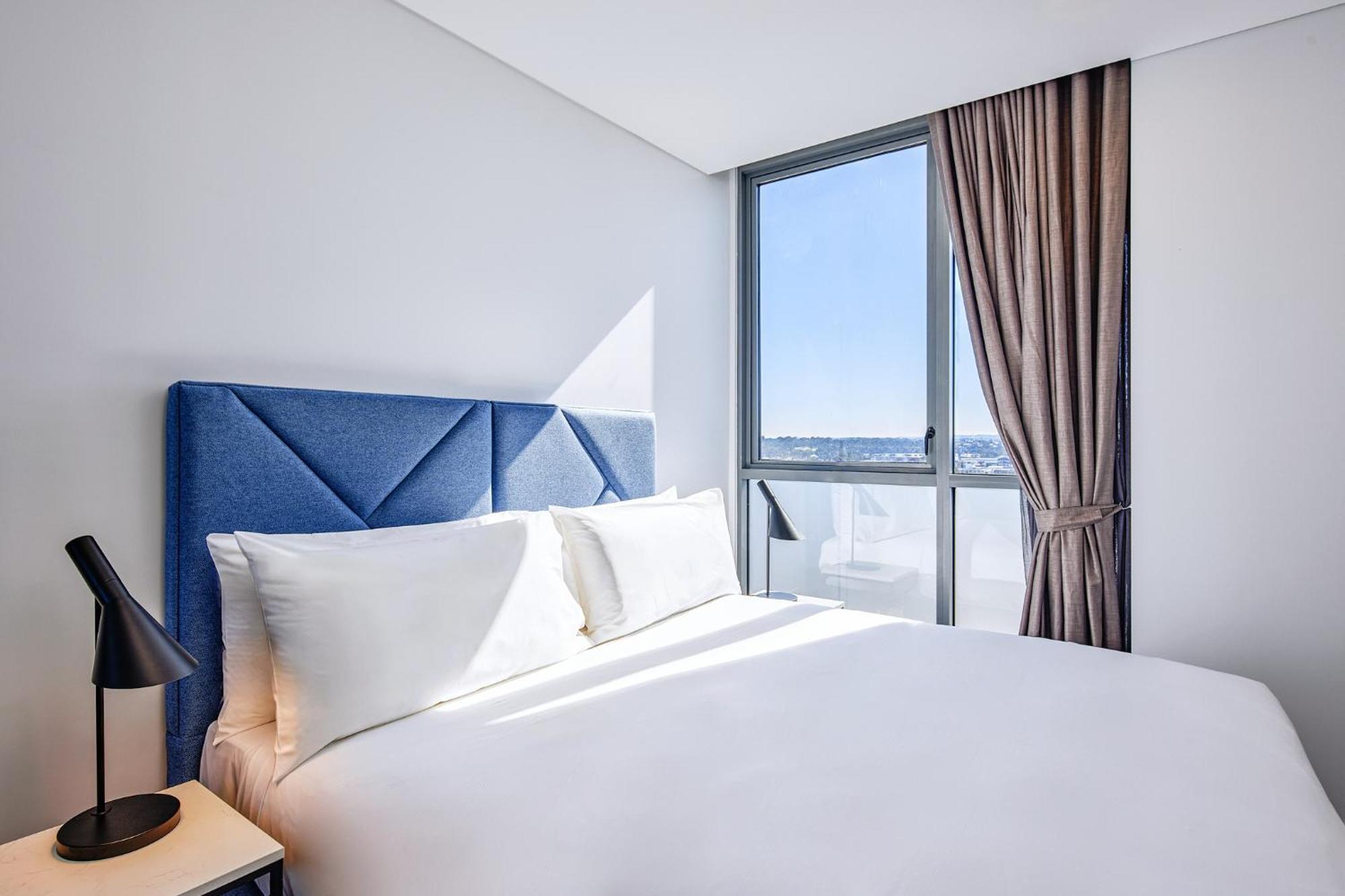 Meriton Suites Liverpool Bagian luar foto A bedroom at the hotel