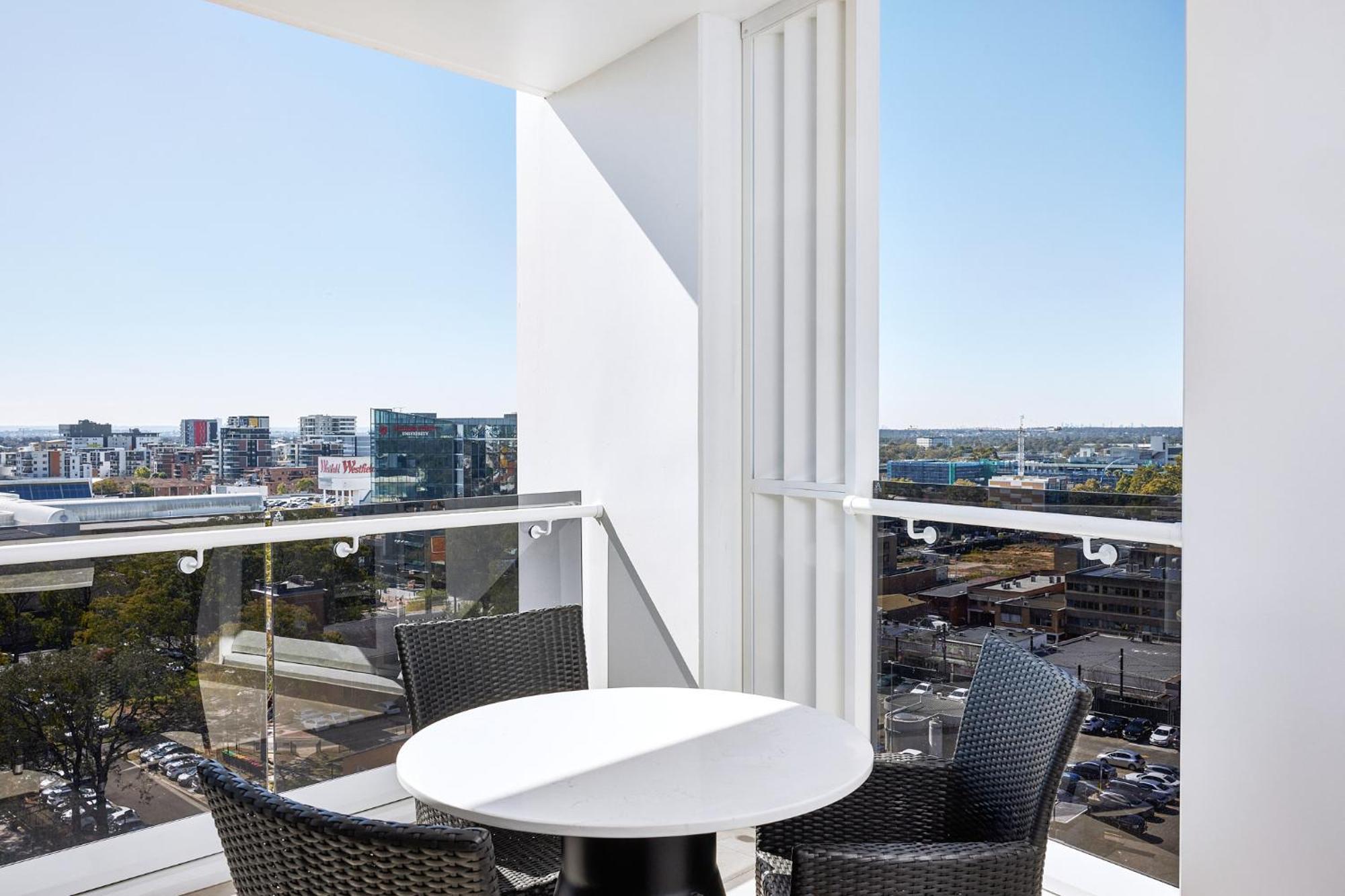 Meriton Suites Liverpool Bagian luar foto A balcony at the apartment