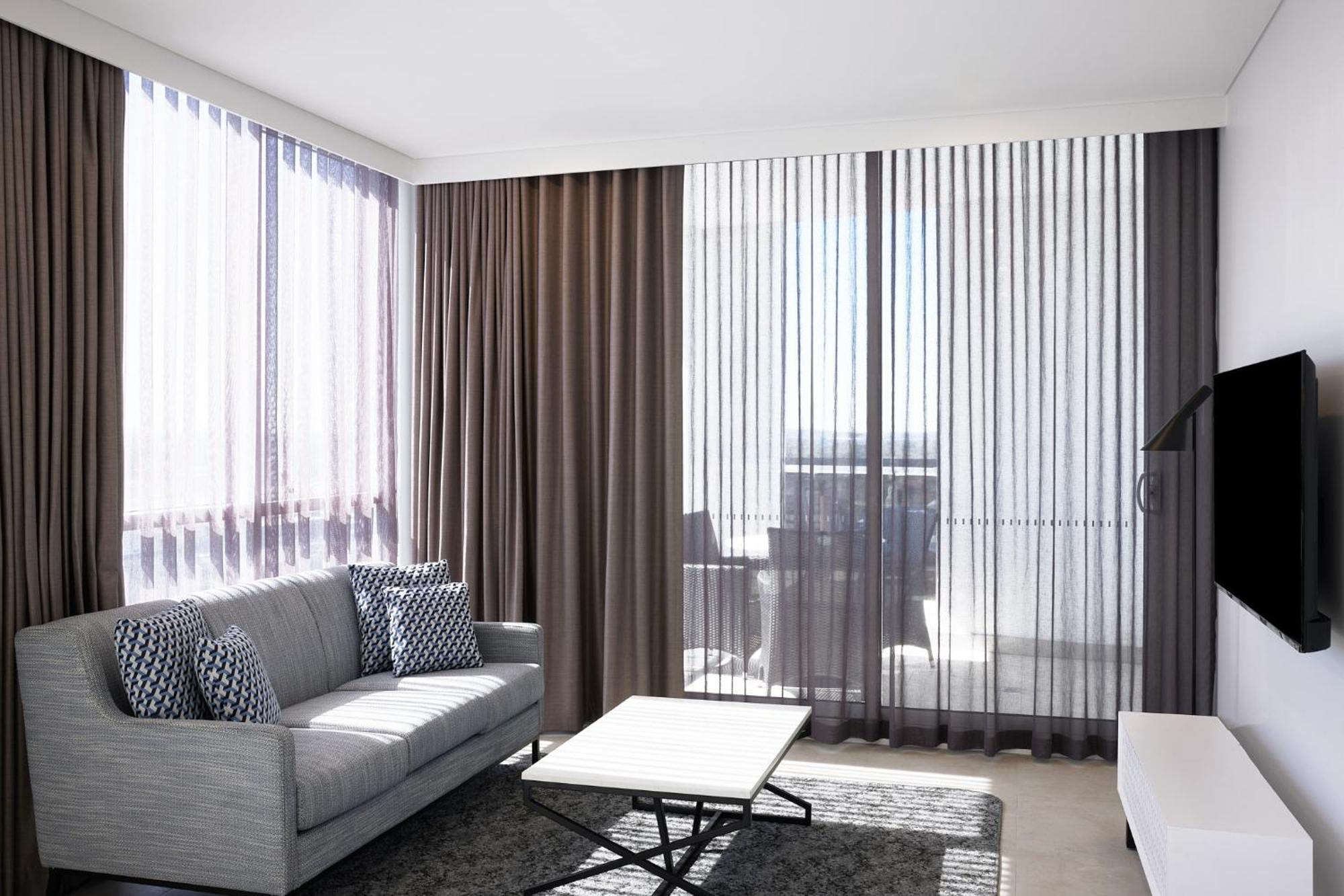 Meriton Suites Liverpool Bagian luar foto Curtains