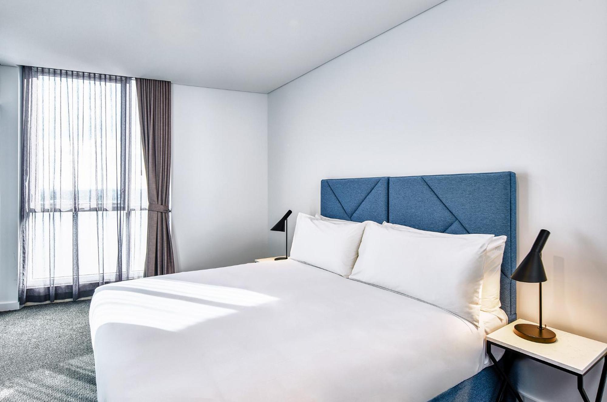 Meriton Suites Liverpool Bagian luar foto A bedroom at the hotel