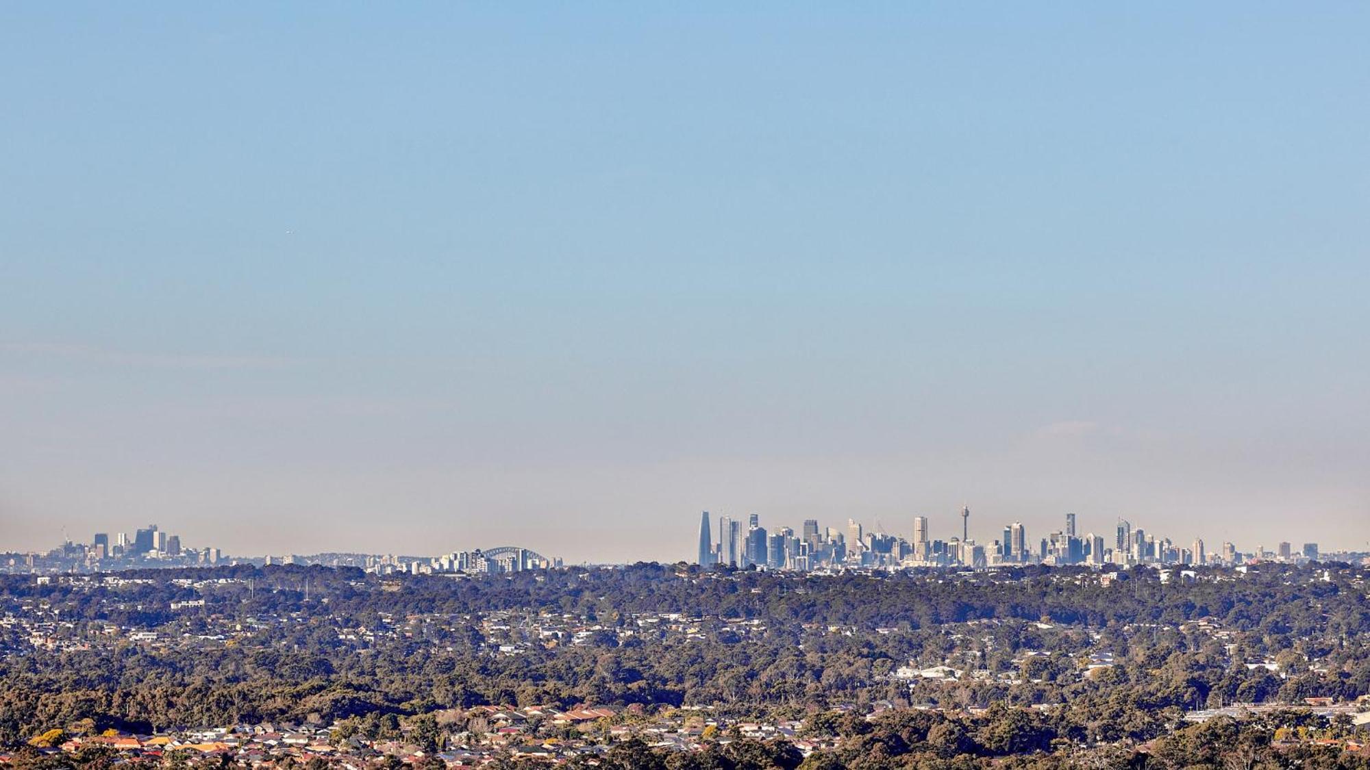 Meriton Suites Liverpool Bagian luar foto Brisbane CBD from the west