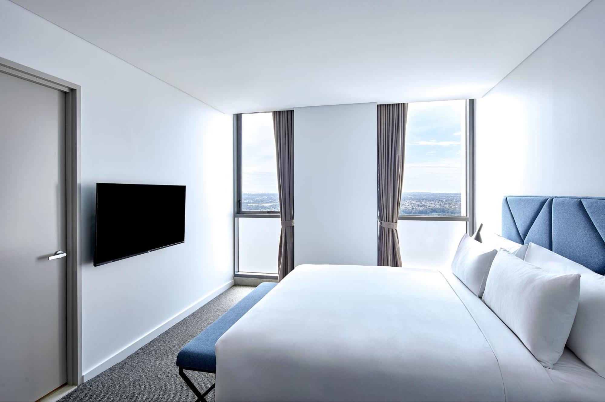 Meriton Suites Liverpool Bagian luar foto A bedroom at the hotel