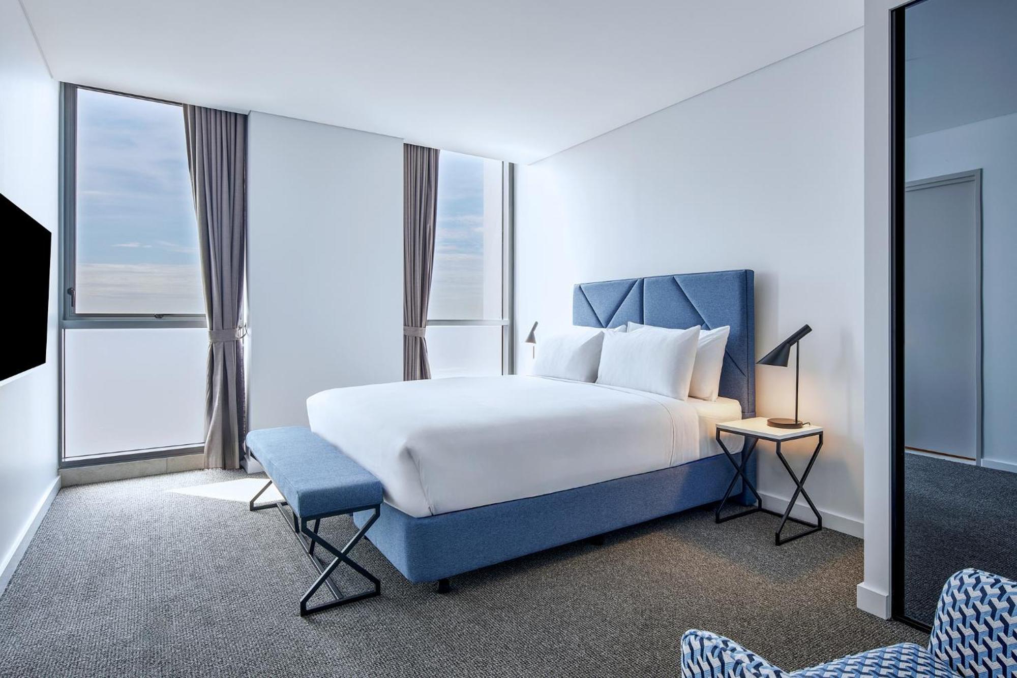 Meriton Suites Liverpool Bagian luar foto A bedroom at the hotel