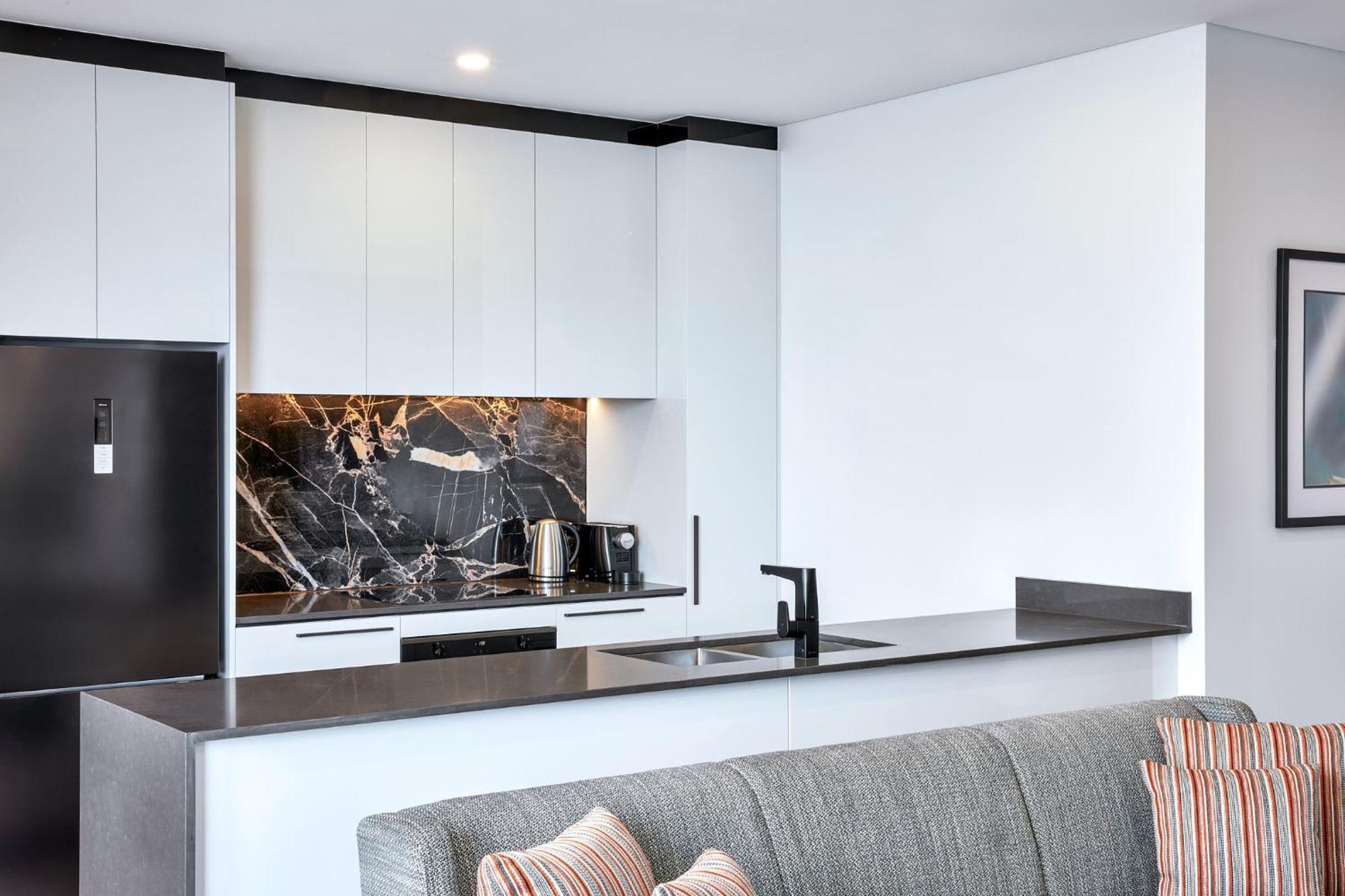 Meriton Suites Liverpool Bagian luar foto A modern kitchen